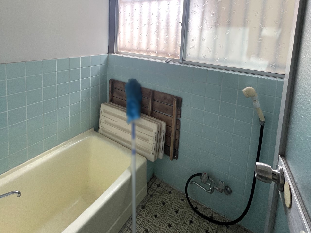 窓付きの明るい浴室