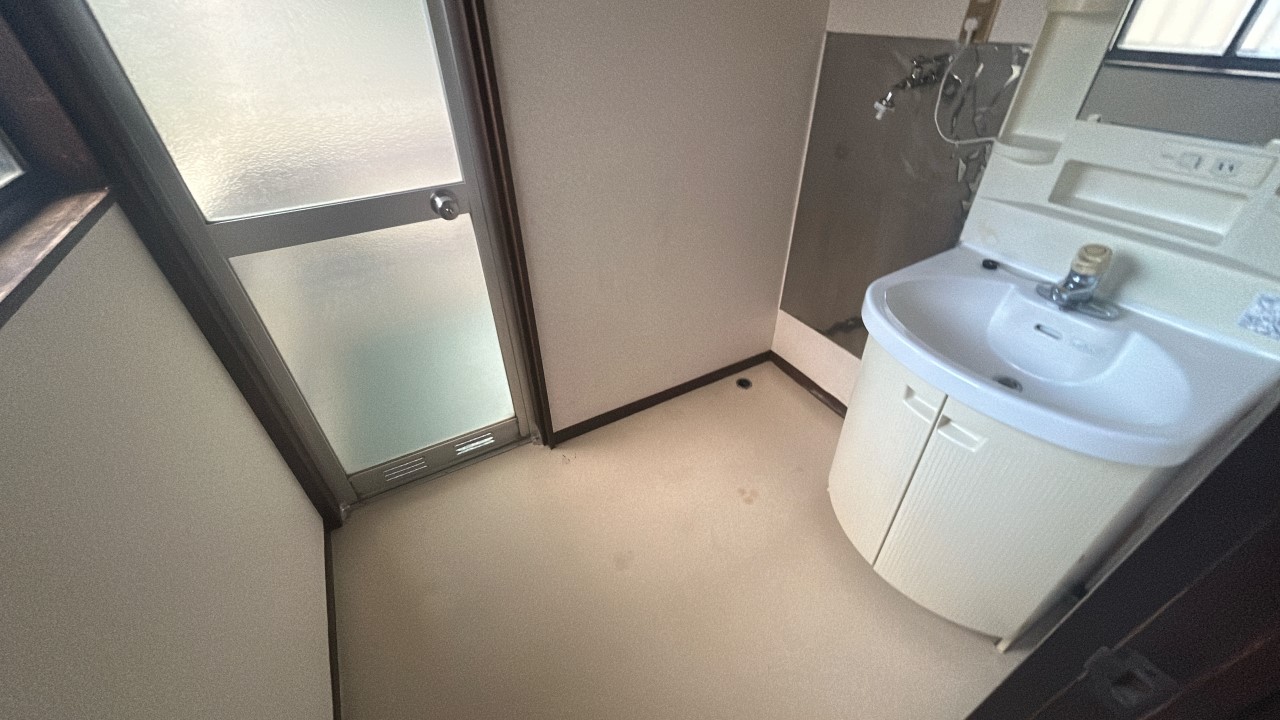 ◆洗面｜朝の準備もスムーズにできる、使いやすい洗面台付き♪　※リフォーム前写真