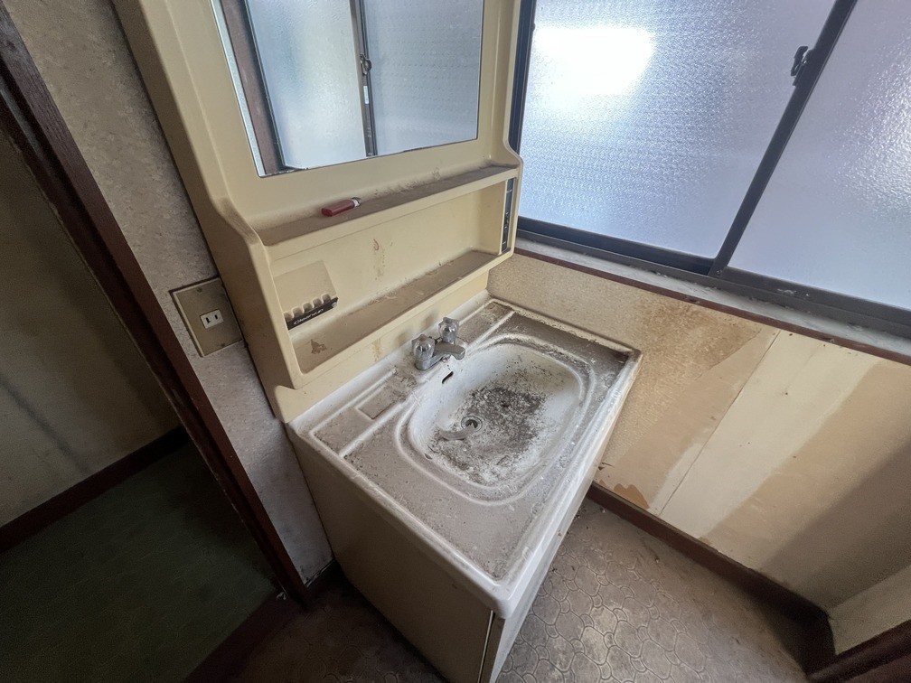 ◆洗面室｜湿気がこもりがちな洗面室も、窓を開ければ一気に空気の入れ替えが可能！