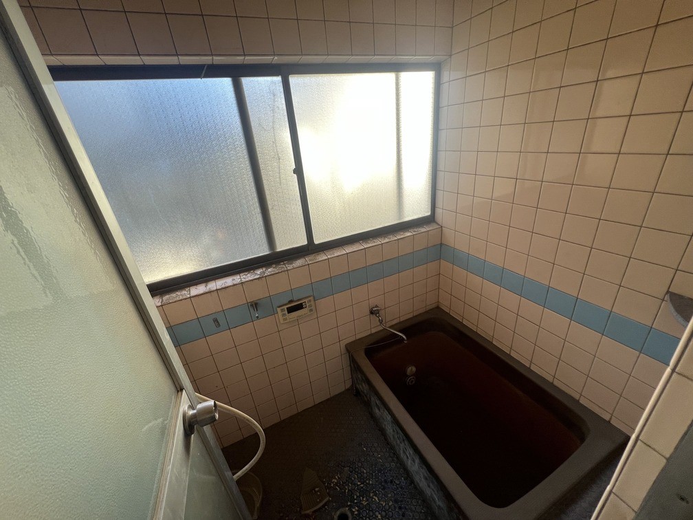 ◆浴室｜タイル張りの浴室は、現代的なデザインへの変更も視野に入れられる構造です