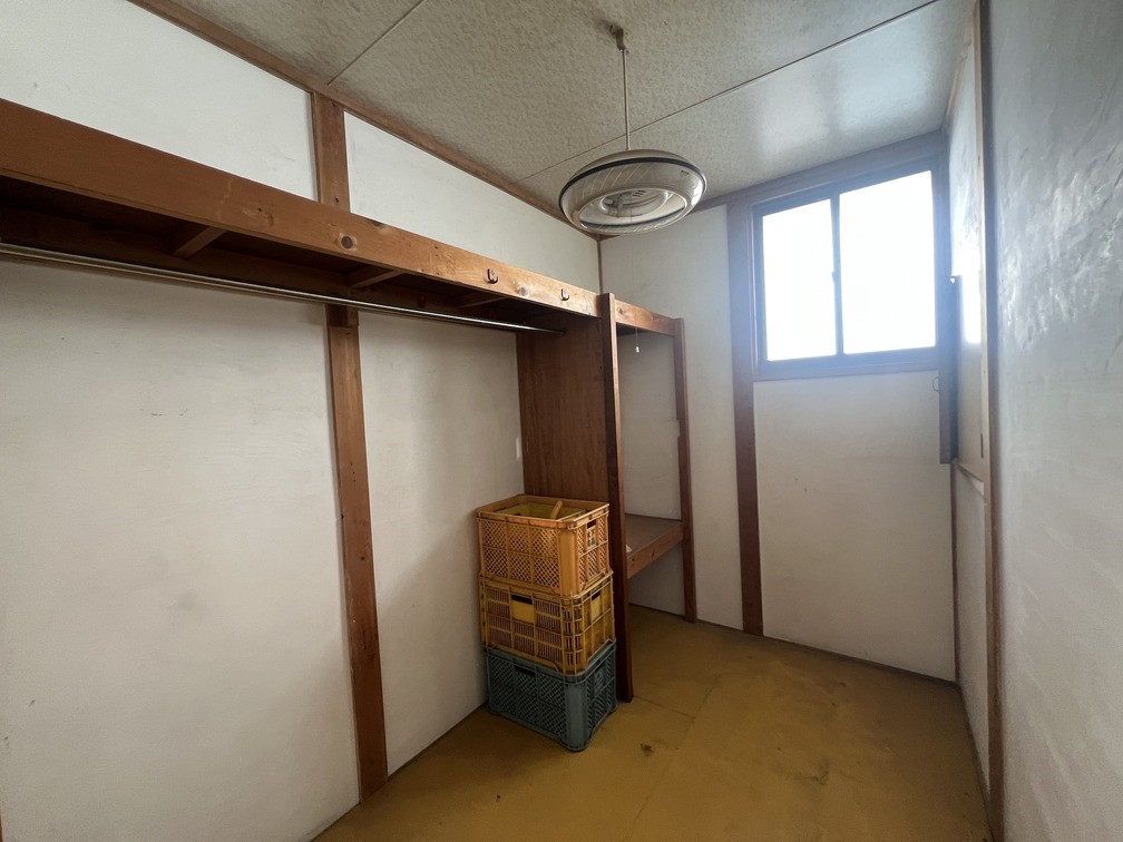 ◆収納｜季節物や日用品をたっぷり収納できる便利な納戸