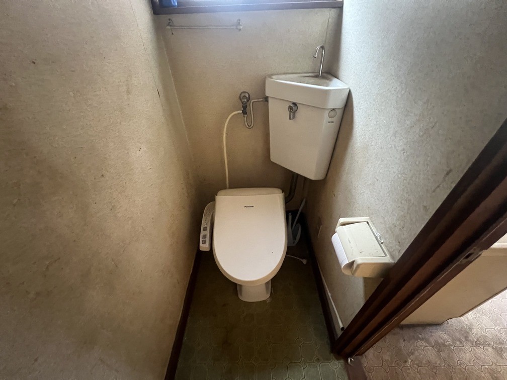 ◆トイレ｜窓のある明るい１階トイレ