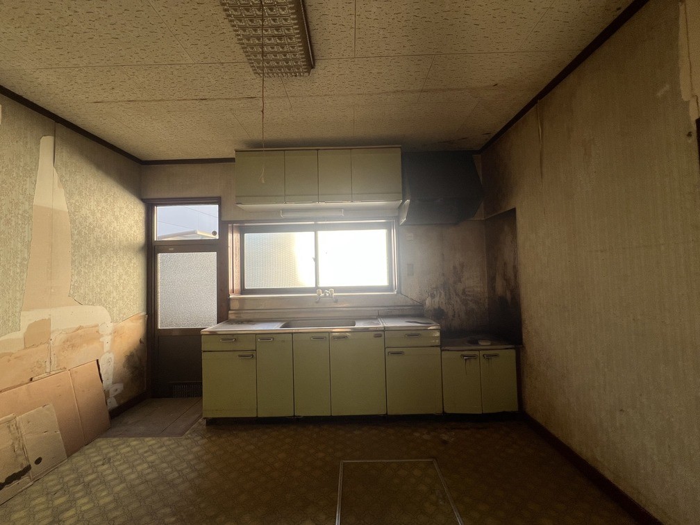 ◆キッチン｜「キッチンの生活感を隠したい」という方に選ばれている独立タイプ！  シンクの中や調理家電がリビングから直接見えないため、急な来客時も慌てる必要がありません♪