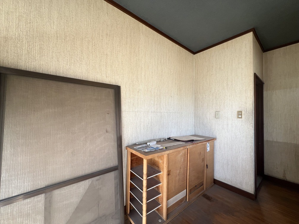 ◆玄関｜窓付きの玄関で、自然光が差し込み明るい印象です