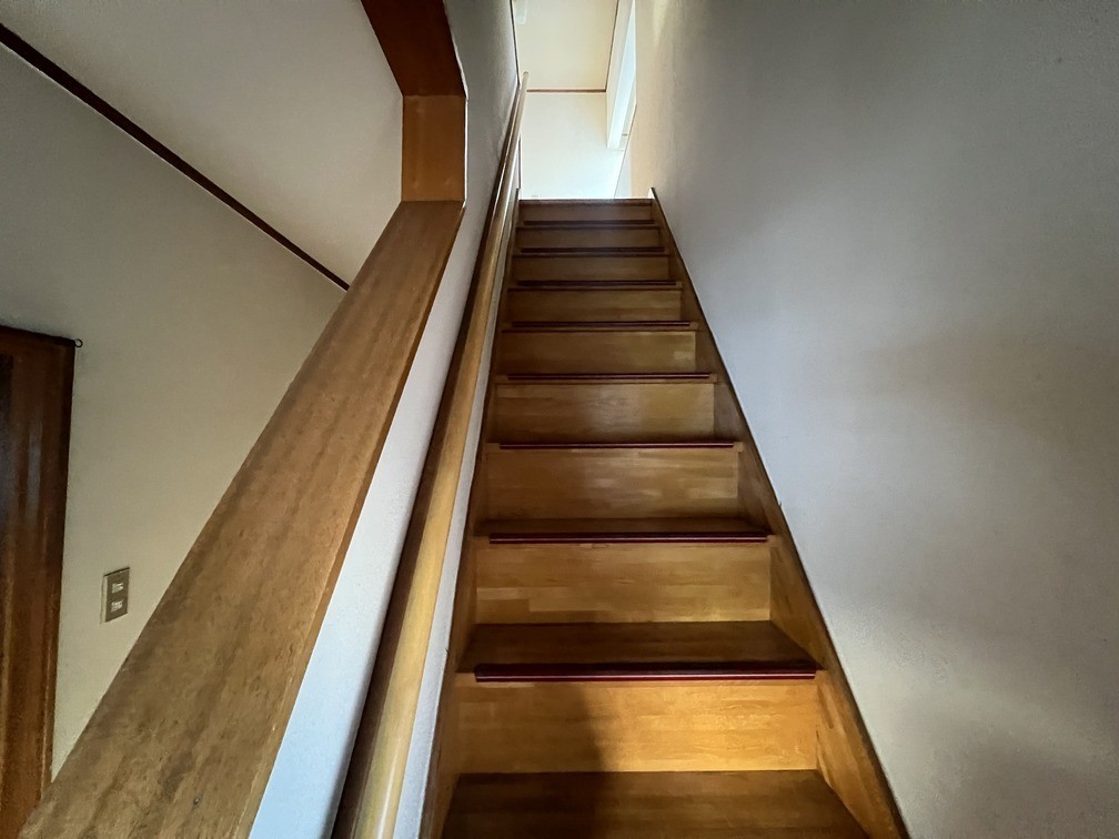 ◆階段｜階段には手摺がついているので安心