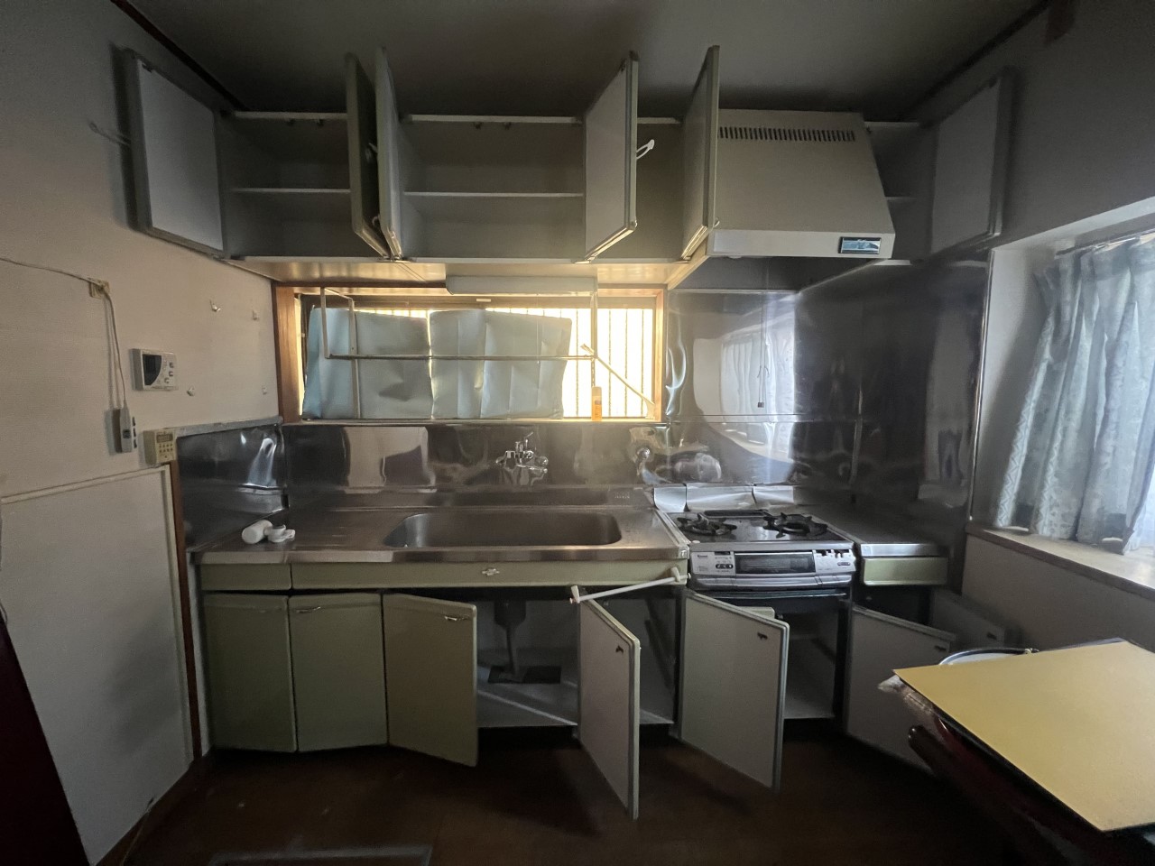 ◆キッチン｜上下にたっぷりの収納付きで、調理器具や食器もすっきり整理可能毎日のお料理がはかどる実用的なキッチンです