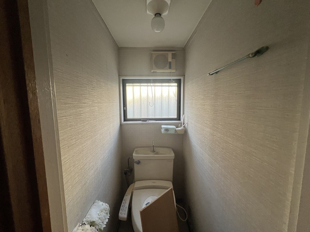 ◆トイレ｜窓のある明るい１階トイレ