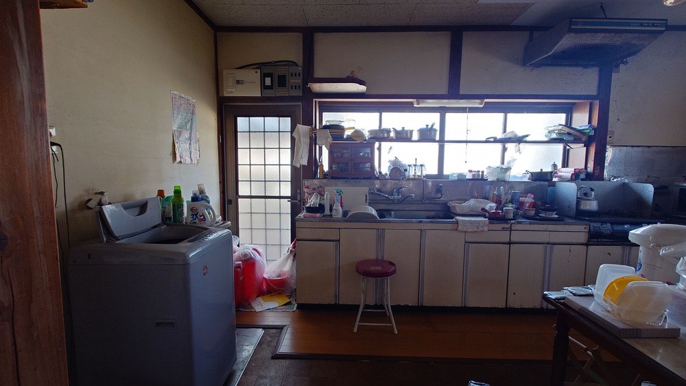 キッチン｜ゴミ出しにも便利な勝手口付き♪※残置物は売主撤去