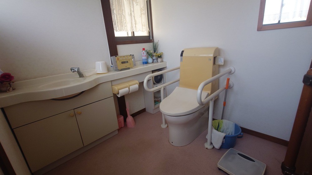 １階トイレ｜洗面・手すり付き♪※残置物は売主撤去