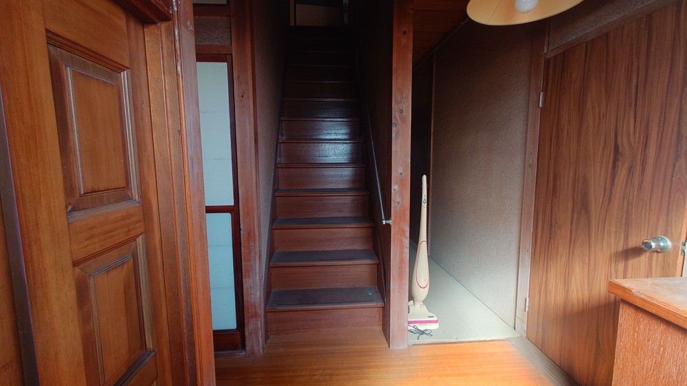 玄関｜全体的に落ち着く色合いの玄関♪※残置物は売主撤去