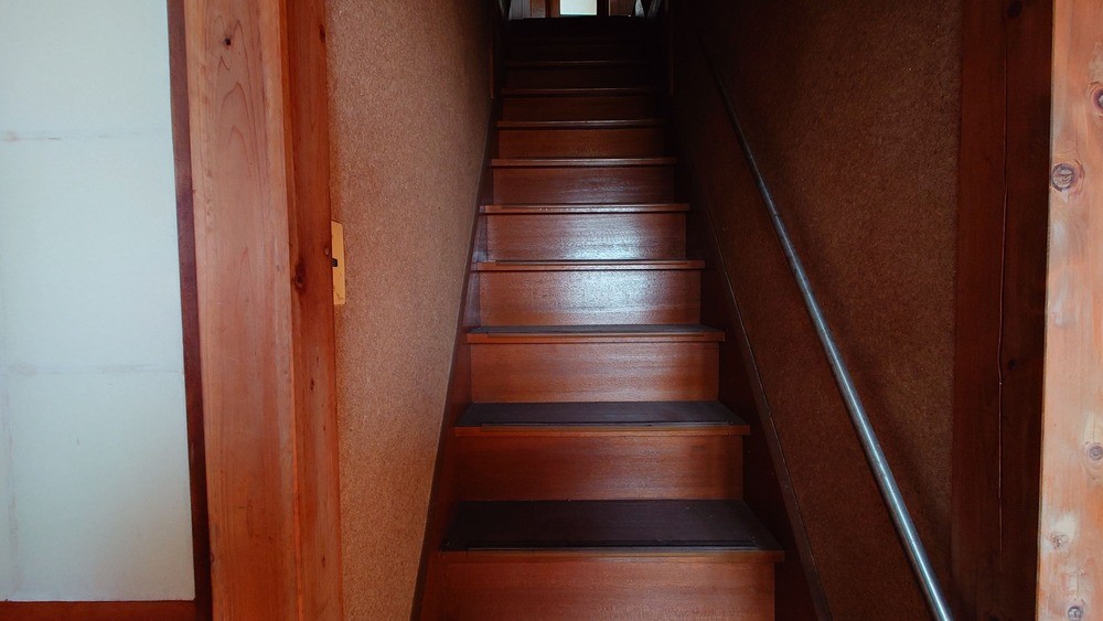 階段｜手すり付きで安全に昇降できます♪※残置物は売主撤去