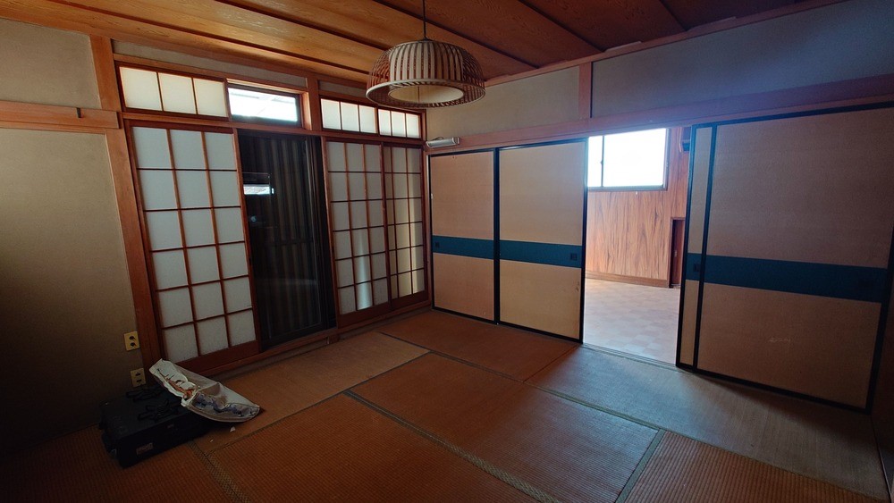 2階和室｜続き間の戸を開ける事でより開放的な空間になります。※残置物は売主撤去