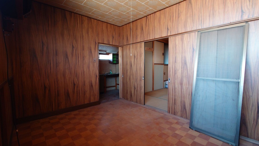 ２階洋室｜木目の壁が落ち着く洋室♪※残置物は売主撤去