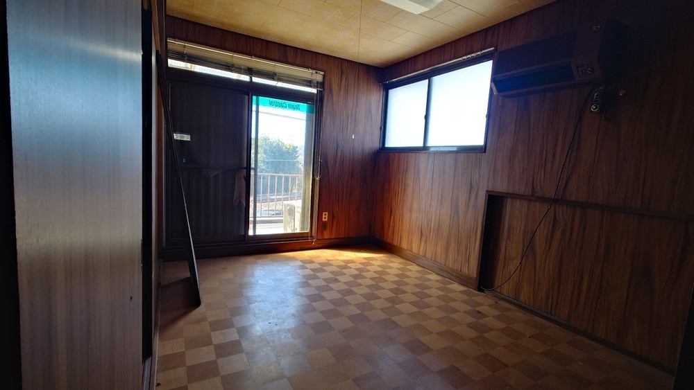 ２階洋室｜バルコニーへ出られる窓のある部屋♪※残置物は売主撤去