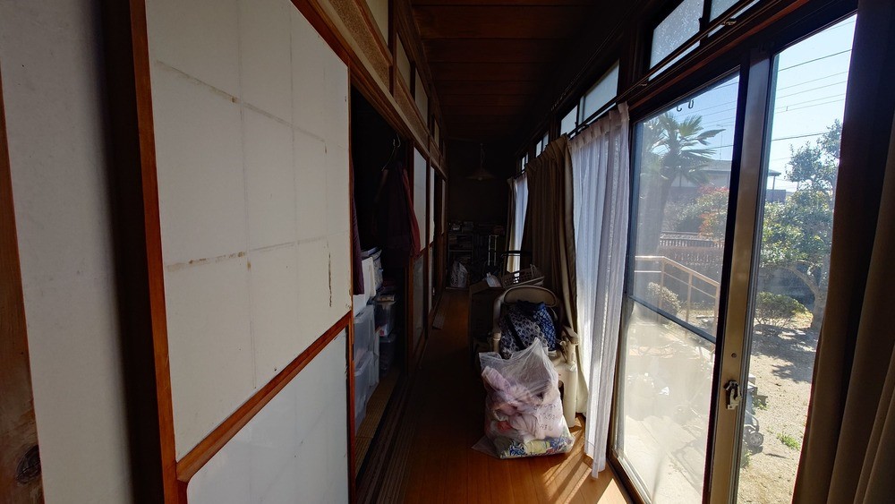 縁側｜庭を眺めてリラックスできる縁側♪※残置物は売主撤去