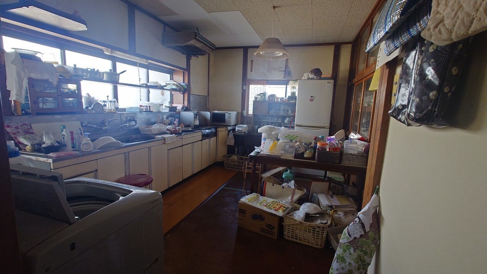 キッチン｜9帖あるキッチンスペース♪※残置物は売主撤去