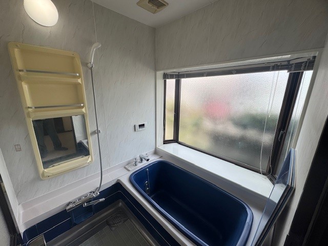 【浴室】窓がついていてすぐに換気ができるのでカビができにくくなります♪※2026年2月撮影