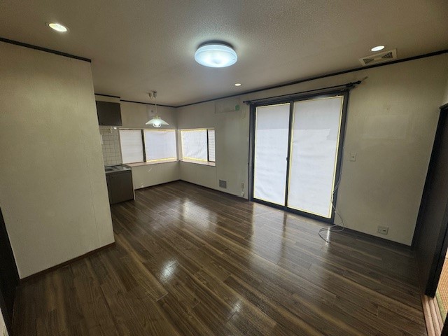 【LDK】たくさんの窓でお部屋を明るく、暖かな雰囲気にしてくれます♪※2026年2月撮影