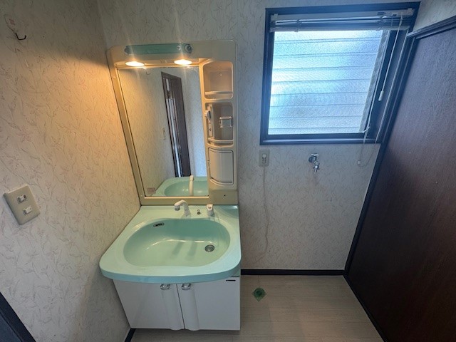 【洗面所】窓付き洗面所で湿気がこもらず、毎日清潔な空間を保ちます♪※2026年2月撮影