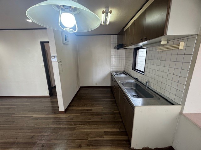 【キッチン】目の前に窓があるので換気もすぐにできます♪※2026年2月撮影