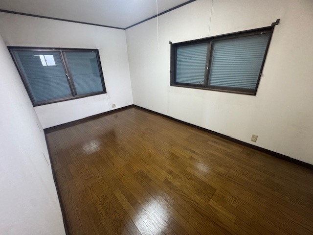 【洋室】寝室はもちろん、書斎やワークスペースとしても活用できる多用途な洋室です♪※2026年2月撮影