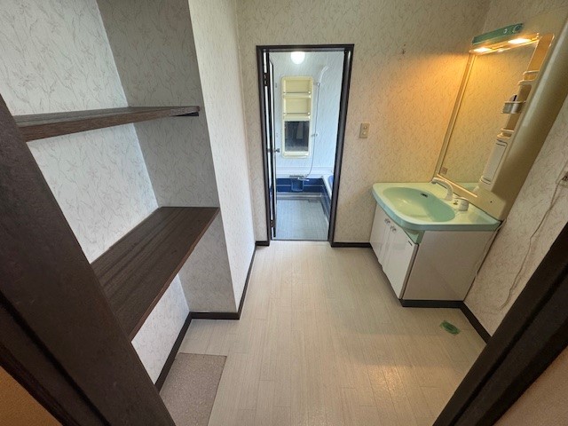 【脱衣所】無駄のないスッキリとした脱衣所。お手入れも楽々で清潔に保てます♪※2026年2月撮影