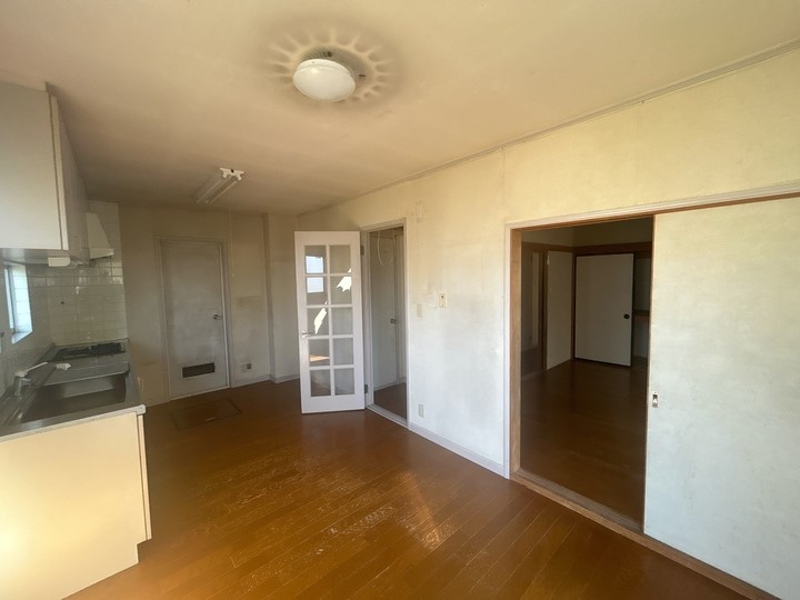 【ダイニングキッチン】キッチンには窓がついているため、においや煙を効率よく換気できます!※2026年3月撮影