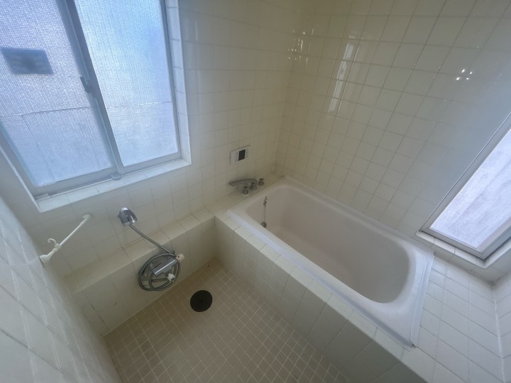 【浴室】浴室には窓がついているため、換気も十分です◎※2026年3月撮影