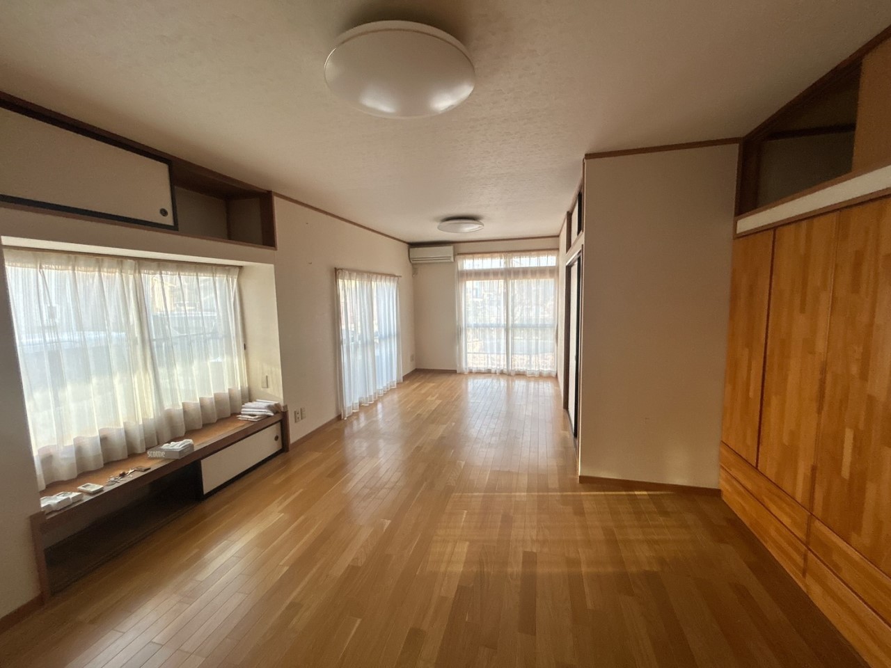 【洋室】キッチン横の約26帖の広々洋室はリビングとしても使えます♪※2026年2月撮影