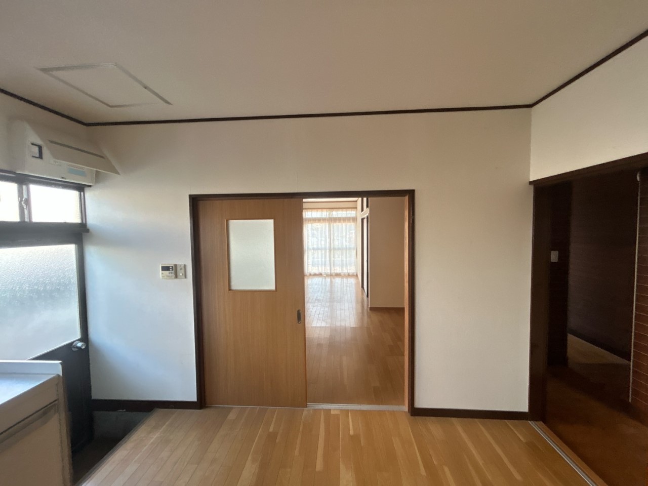 【キッチン】料理の匂いや生活感を隠せる独立型のキッチンでメリハリのある空間です♪※2026年2月撮影