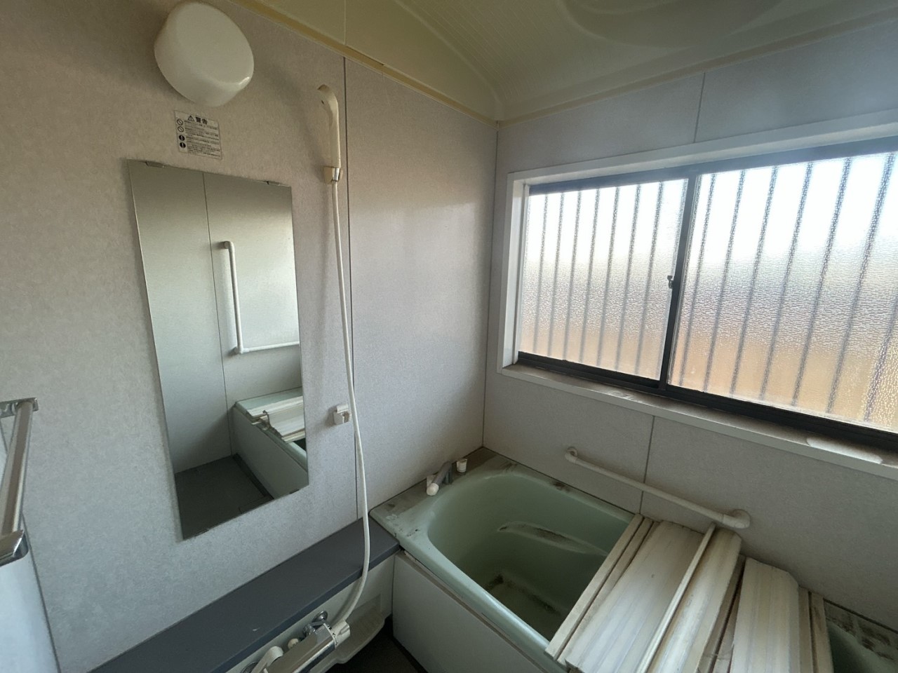 【浴室】窓がついていてすぐに換気ができるのでカビができにくくなります♪※2026年2月撮影