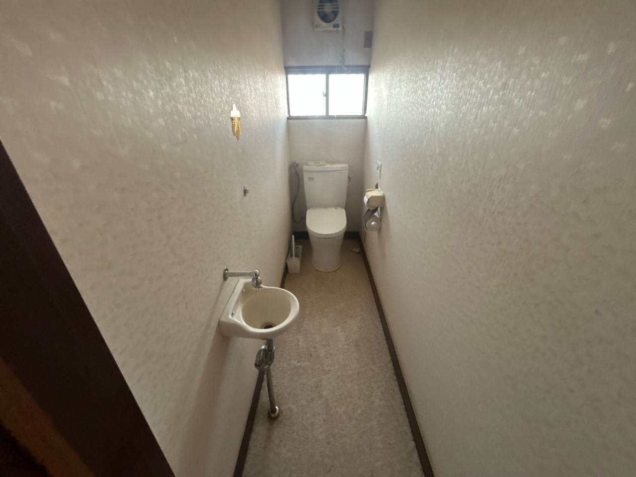 【トイレ】窓付きで換気もらくらくのトイレです♪※2026年2月撮影