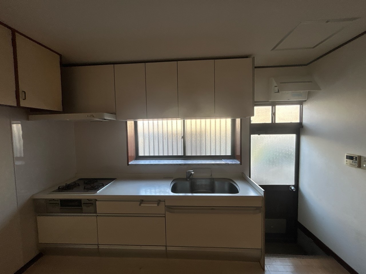 【キッチン】目の前に窓があるので換気もすぐにできます♪※2026年2月撮影