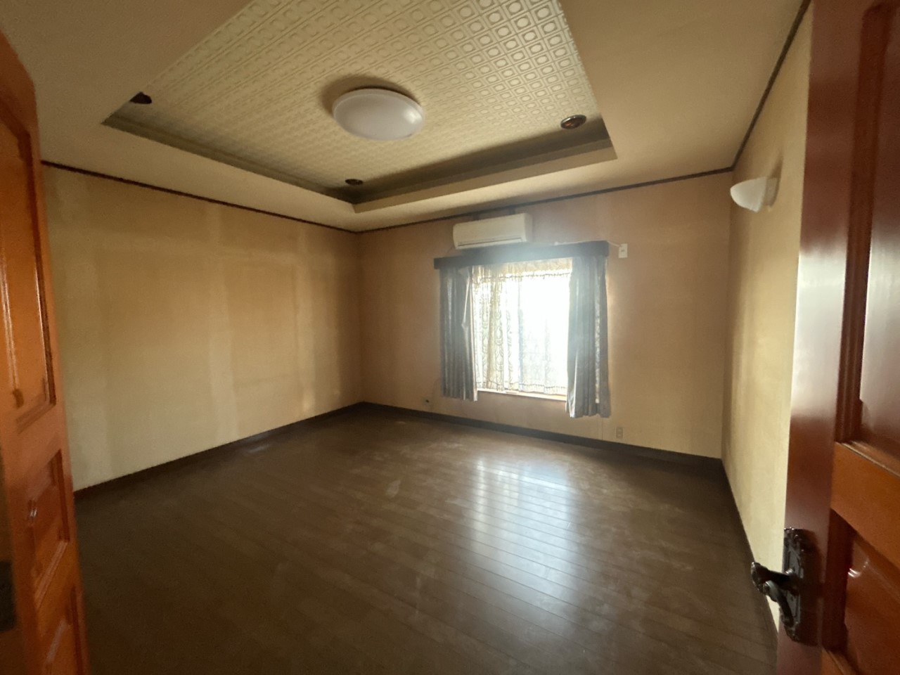 【洋室】寝室はもちろん、書斎やワークスペースとしても活用できる多用途な洋室です♪※2026年2月撮影