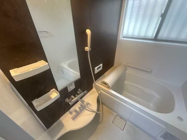 【浴室】窓がついていてすぐに換気ができるのでカビができにくくなります♪※2026年3月撮影