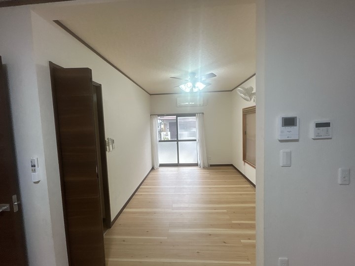 【リビング】12帖のリビングは家族が自然と集まる心地よい空間です♪※2026年3月撮影