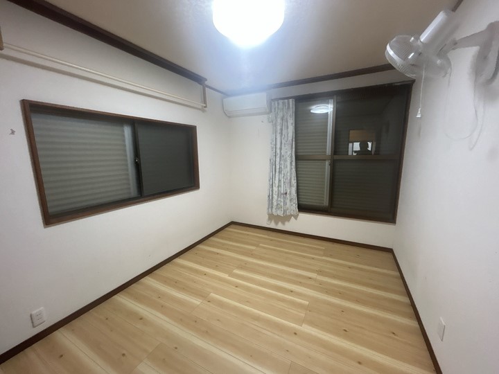 【洋室】寝室はもちろん、書斎やワークスペースとしても活用できる多用途な洋室です♪※2026年3月撮影