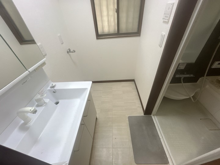 【脱衣所】窓も近く換気しやすいので清潔さ続く脱衣所です♪※2026年3月撮影