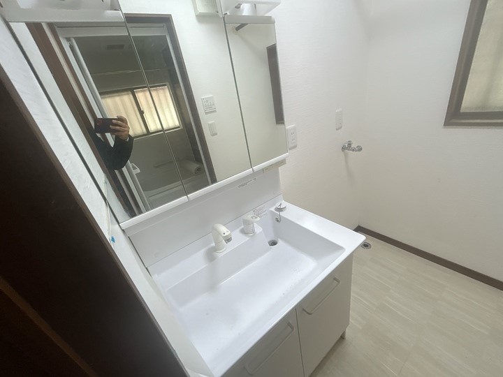 【洗面所】シンプルで洗練されたデザイン。清潔感あふれる水回りが魅力♪※2026年3月撮影