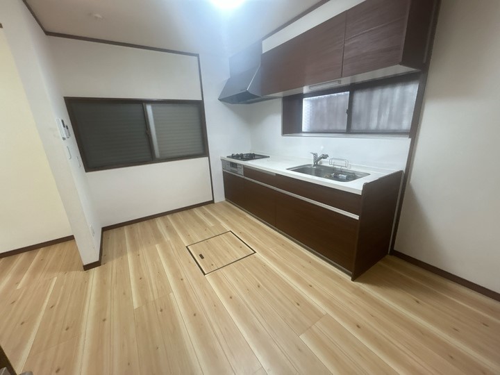 【キッチン】吊り戸付きのキッチンで調理器具も食器もたっぷり入ります♪※2026年3月撮影