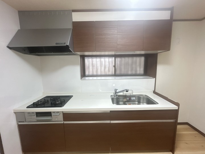 【キッチン】目の前に窓があるので手元を明るく換気もすぐにできます♪※2026年3月撮影