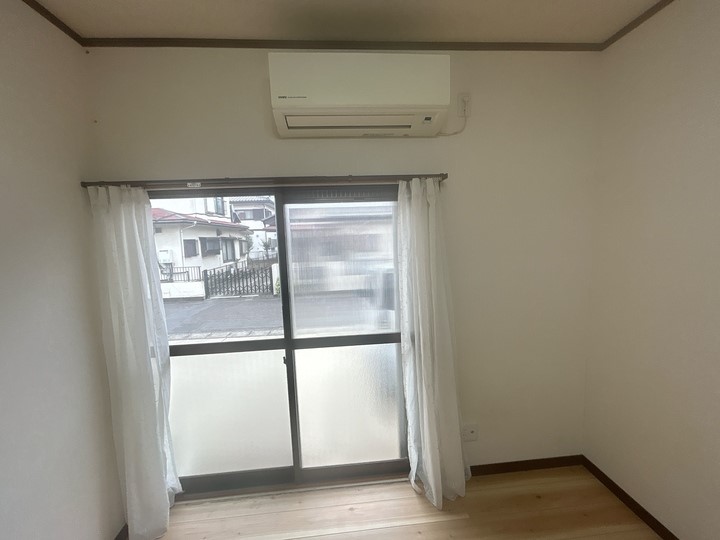 【洋室】大きな窓がありリビングを自然光が明るく照らします♪※2026年3月撮影