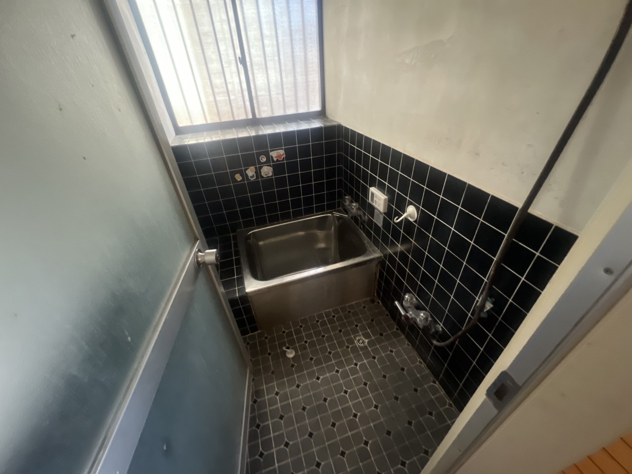 【浴室】窓がついていて換気しやすいコンパクトなお風呂です♪※2026年2月撮影