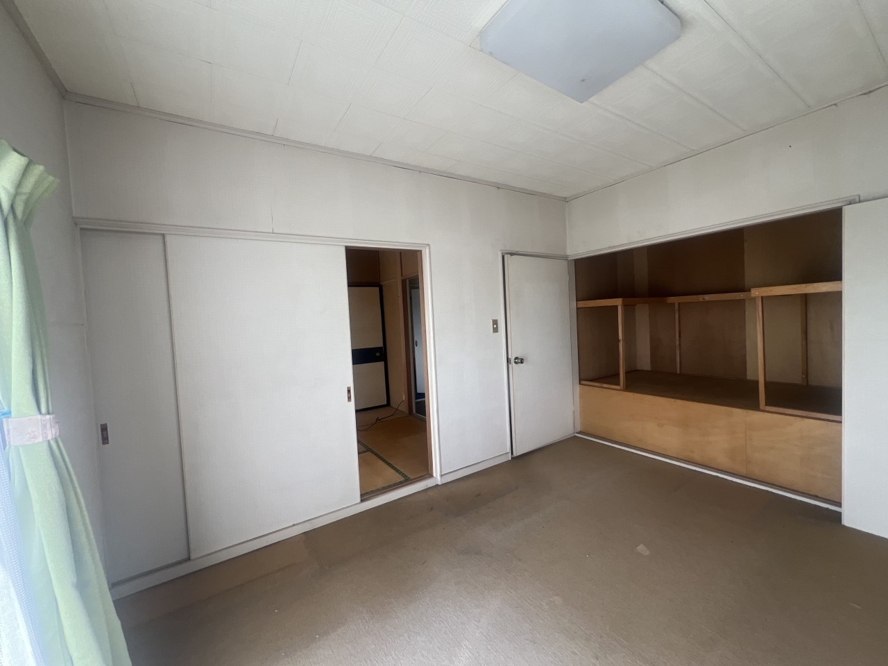 【2F洋間】扉を開ければ6帖の和室と繋がり、ゆとりあるお部屋に♪※2026年2月撮影