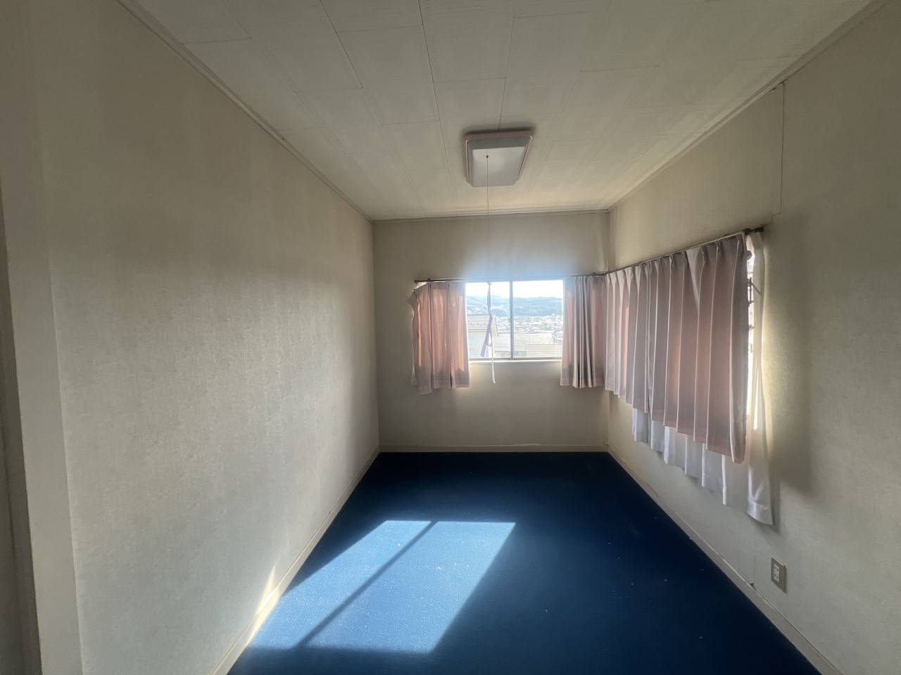 【２F洋間】自然光差し込む２面窓のお部屋で照明を使わなくても明るい♪※2026年2月撮影