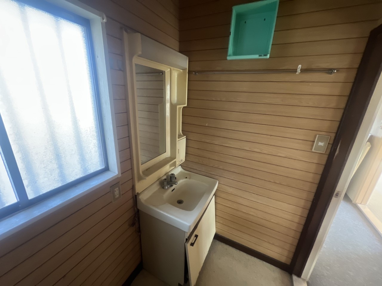 【洗面所】窓付き洗面所で湿気がこもらず、毎日清潔な空間を保ちます♪※2026年2月撮影