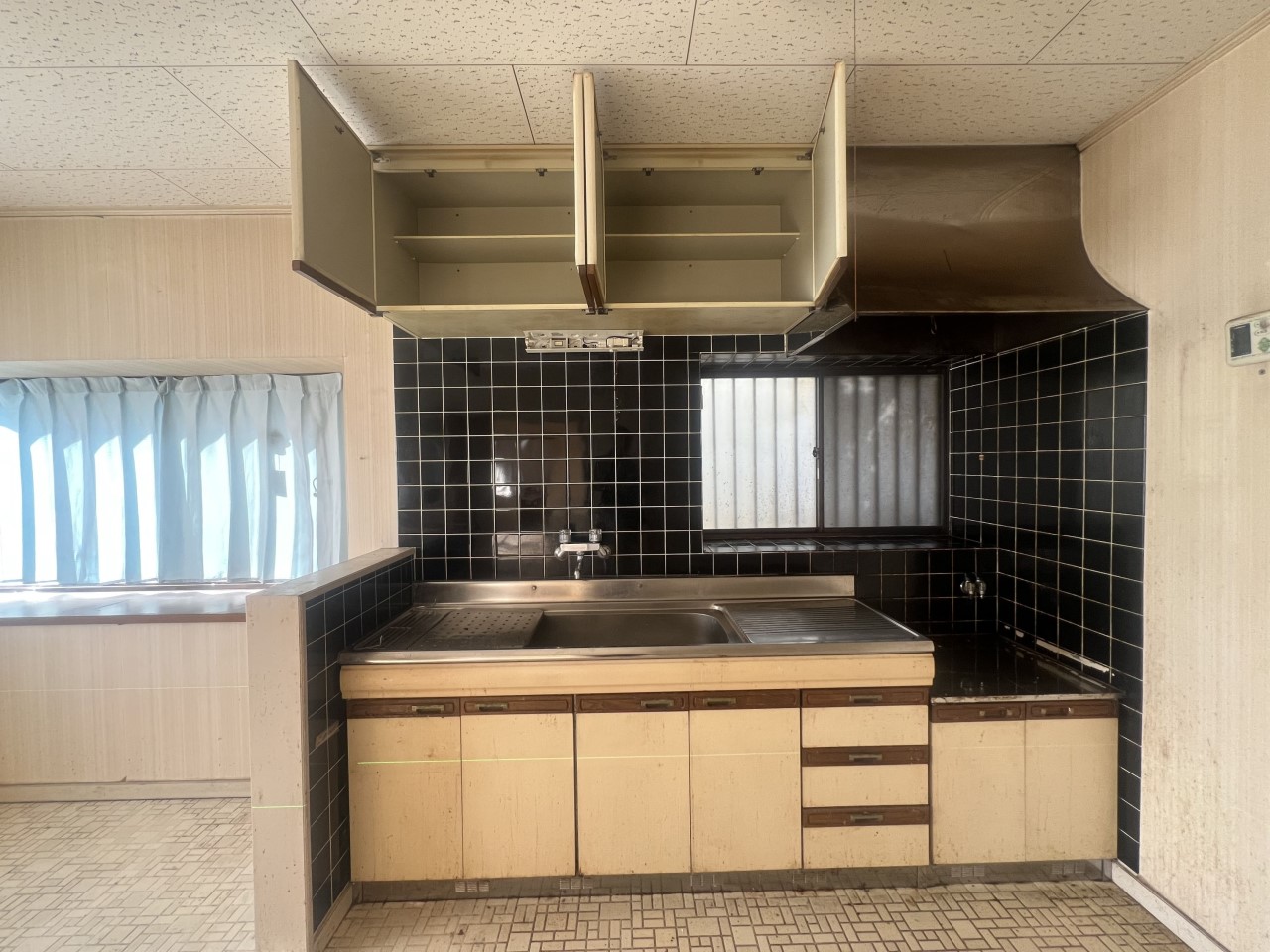 【キッチン】目の前に窓があるので換気もすぐにできます♪※2026年2月撮影