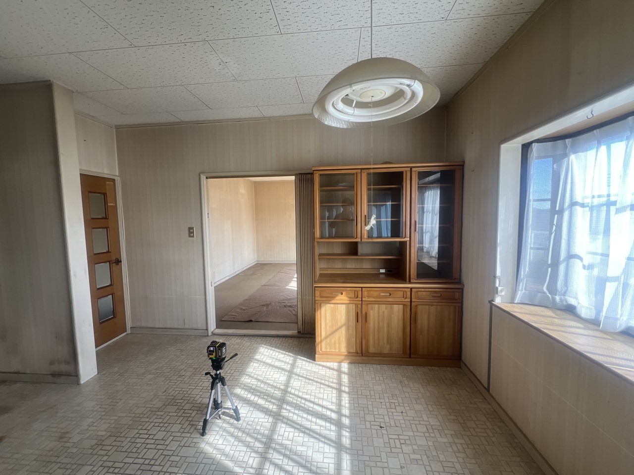 【1F洋間】出窓が彩る南側窓の洋室。趣味や飾り棚としても使い道広がります♪※2026年2月撮影