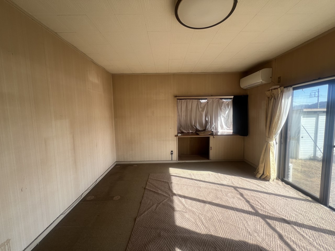 【1F洋間】寝室や書斎、ワークスペースとしても活用できる多用途な洋室です♪※2026年2月撮影