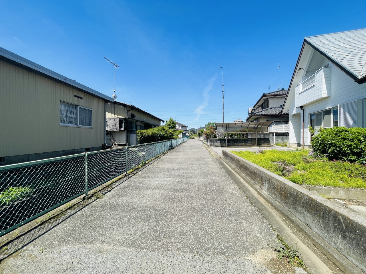通り抜けができないので車通りが少なく、小さなお子様がいても安心♪